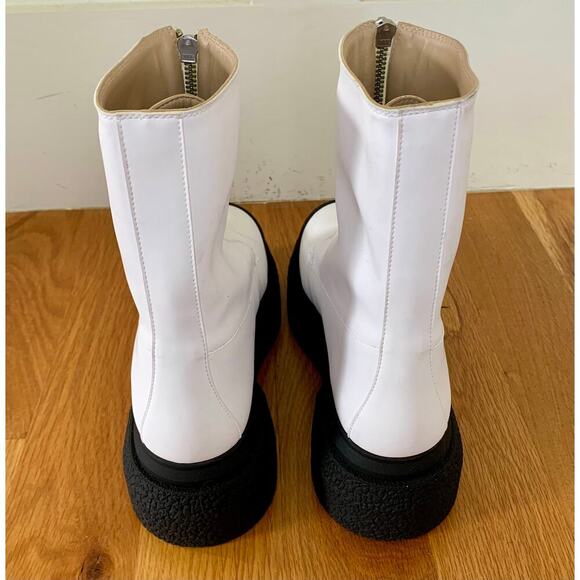 Stuart Weitzman Charlie Zip Sport Bootie Women's Sz 38.5 Leather Water Resistant - Picture 3 of 9